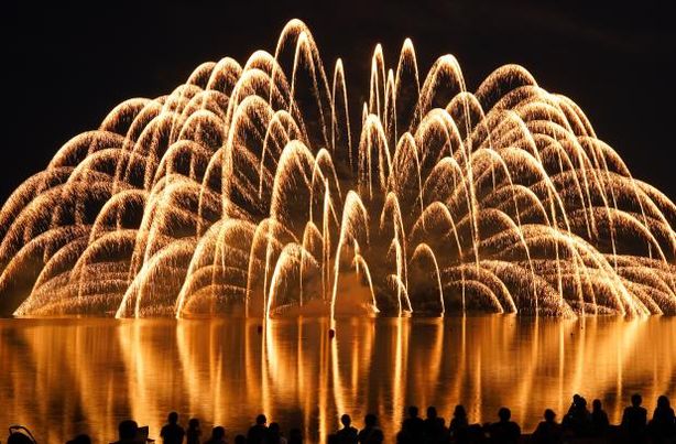 「四年ぶりに弾ける」 女満別湖畔の水面に反射する花火の写真