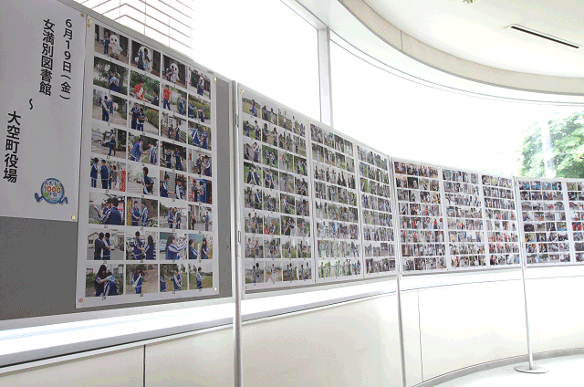 ロビーの掲示板にたすきリレーの写真がたくさん展示されている写真