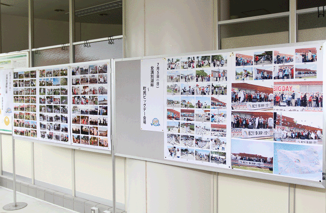 通路の脇にたすきリレーの写真がたくさん展示されている写真