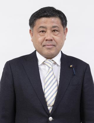黒いスーツにストライプのネクタイをしめた後藤忍さんが正面を向いている写真