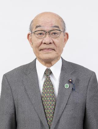 グレーのスーツにチェックのネクタイをしめてメガネをかけている岩原繁さんが正面を向いている写真