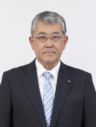 黒いスーツに水色のネクタイをしめてメガネをかけた森賀祐司さんが正面を向いている写真
