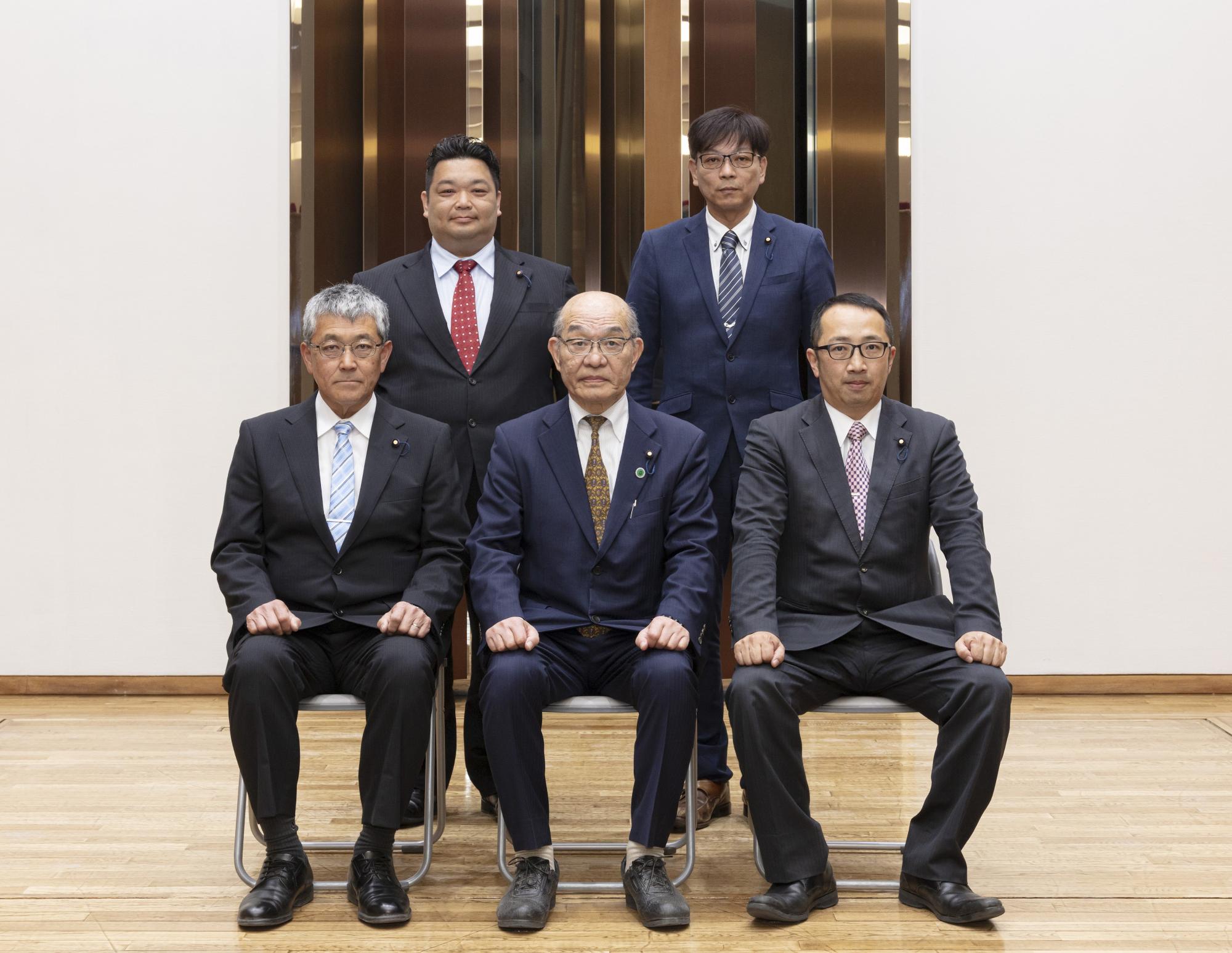 岩原委員長を中心に、前3名が座り後ろ2名が立ち正面を向いている写真