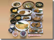 カレーやオムレツなど長いもを使った様々な料理が大小の器に盛られ沢山並んでいる写真