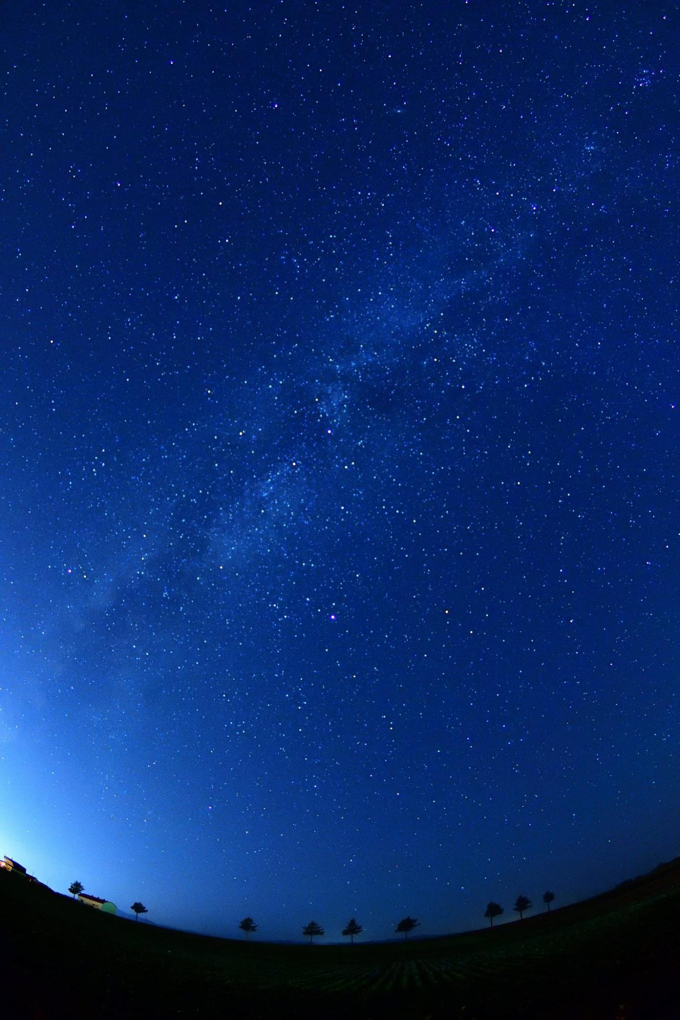 メルヘンの丘と星空
