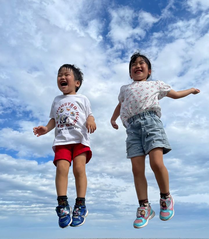 ジャンプする子供たち