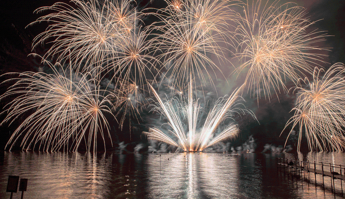 海からみえる夜の花火