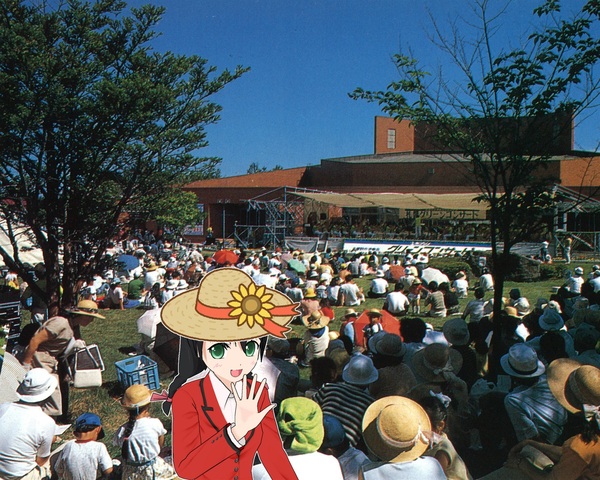 青空の下で文化会館前の芝生に大勢の人が座り女満別開基百年町民ビッグデーの催し物を見ている写真の前で麦わら帽子を被りほほ笑む赤いジャケット姿の女の子のイラスト