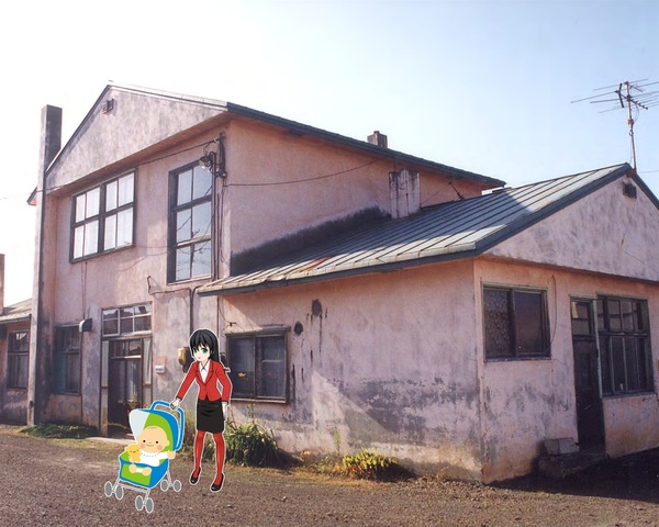 ピンク色の外壁の2階に大きな窓がある東藻琴村母子健康センターの前で乳母車を押す赤いジャケット姿の女の子のイラスト