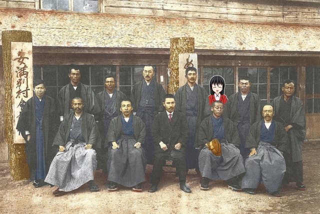第1回女満別村議会議員が羽織袴姿で横2列に並び記念撮影する写真の中に笑顔で並ぶ赤いジャケット姿の女の子のイラスト