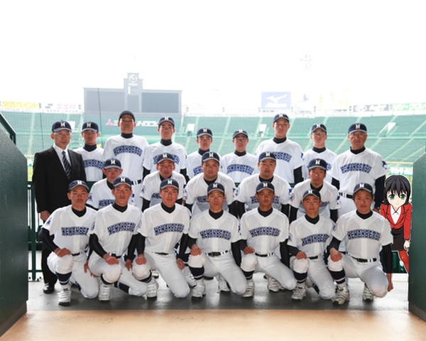 甲子園球場でユニフォーム姿で記念撮影する女満別高校野球部員の写真の中に中腰姿で混じる赤いジャケット姿の女の子のイラスト