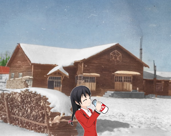 木造平屋建ての屋根や外に積まれた薪の上に雪が積もっている東藻琴集乳所の写真をバックに瓶の牛乳を飲む赤いジャケット姿の女の子のイラスト