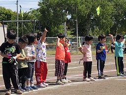 横一列に並んでいる園児たちの写真