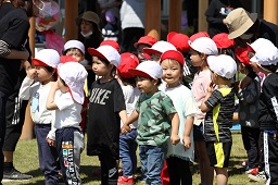 紅白帽をかぶっている園児たちが集まっている様子の写真