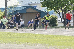 白いはちまきの男子中学生2人と赤いはちまきの男子中学生2人が走り始めた瞬間の写真