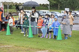 緑色の三角コーンの前で並んでいる子どもたちの写真