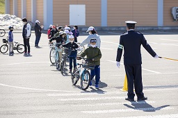 自転車を降りて手押ししている小学生たちの写真