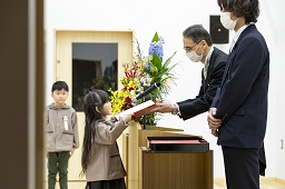 園長先生から卒園証書を受け取っている女の子の写真