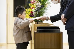 園長先生から卒園証書を受け取っている男の子の写真