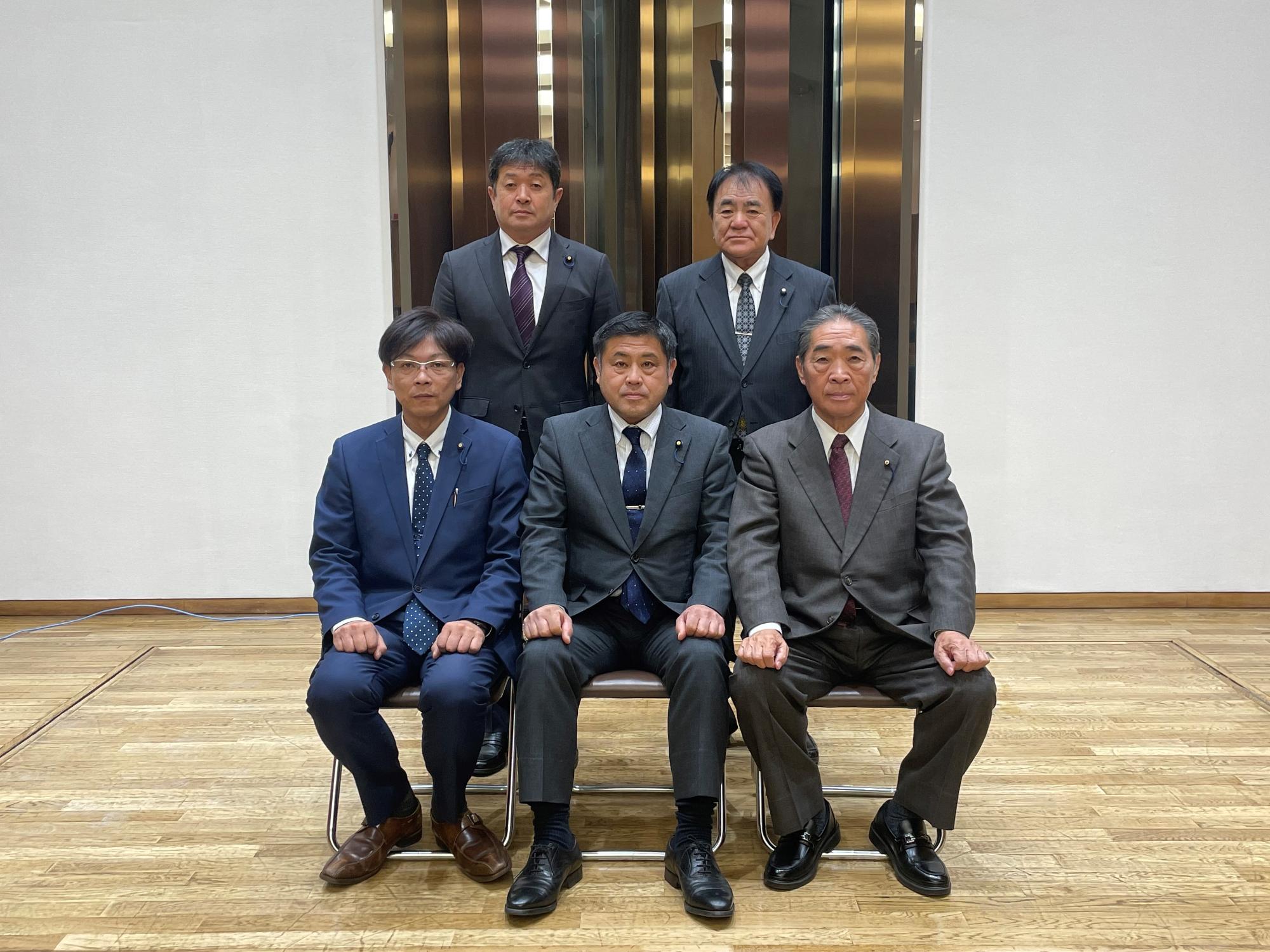 後藤委員長を中心に、前3名が座り後ろ2名が立ち正面を向いている写真