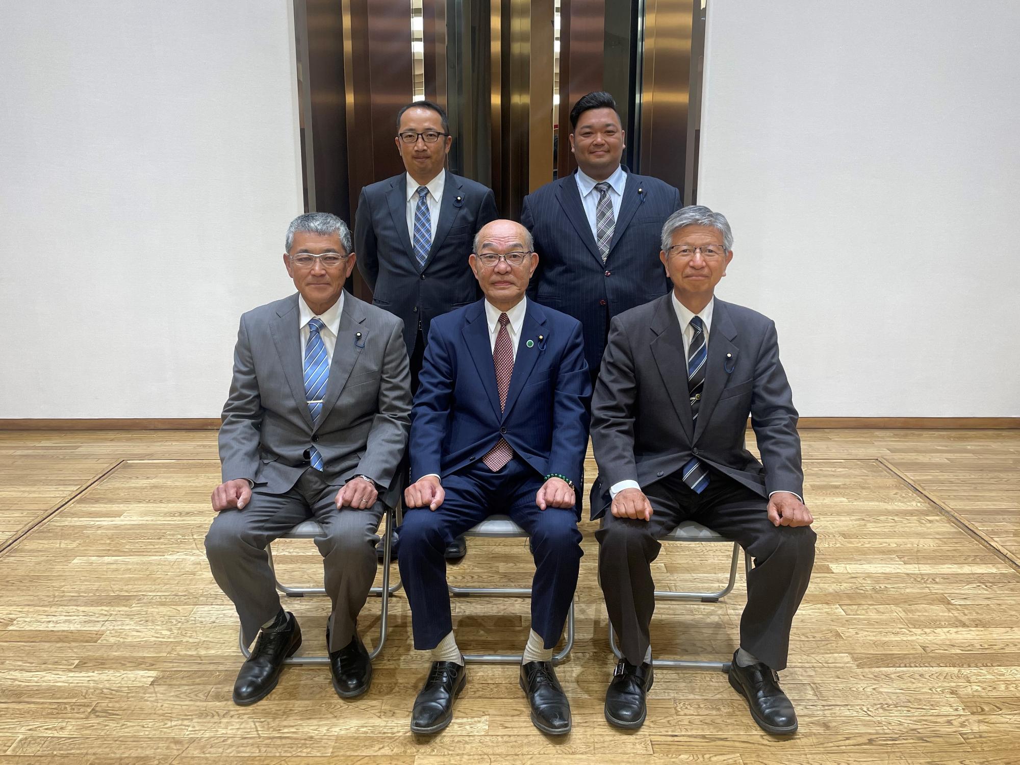 岩原委員長を中心に、前3名が座り後ろ2名が立ち正面を向いている写真