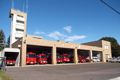 大空消防署建屋内の車庫に待機する複数の消防車と救急車が並んでいる写真