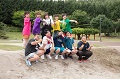 合計10名の男女がロール転がし会場の小さな坂でポーズをとっている写真