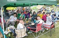 イベント内の焼肉スペースで、団体で焼肉を楽しんでいる写真
