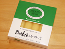 棒状のスモークチーズが並べられ箱の中に収められている写真
